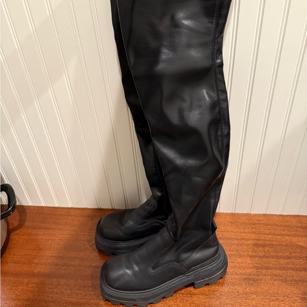 Women’s Daphne black leather boots size 240mm (size 6 in US)